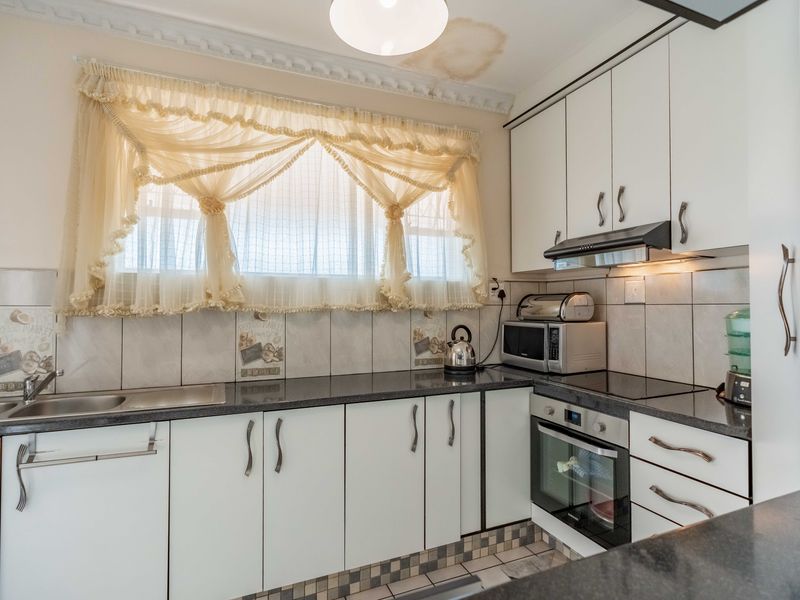 A very well looked after sectional unit in  well looked after complex in the Centre of Pinetown . - Photo 9