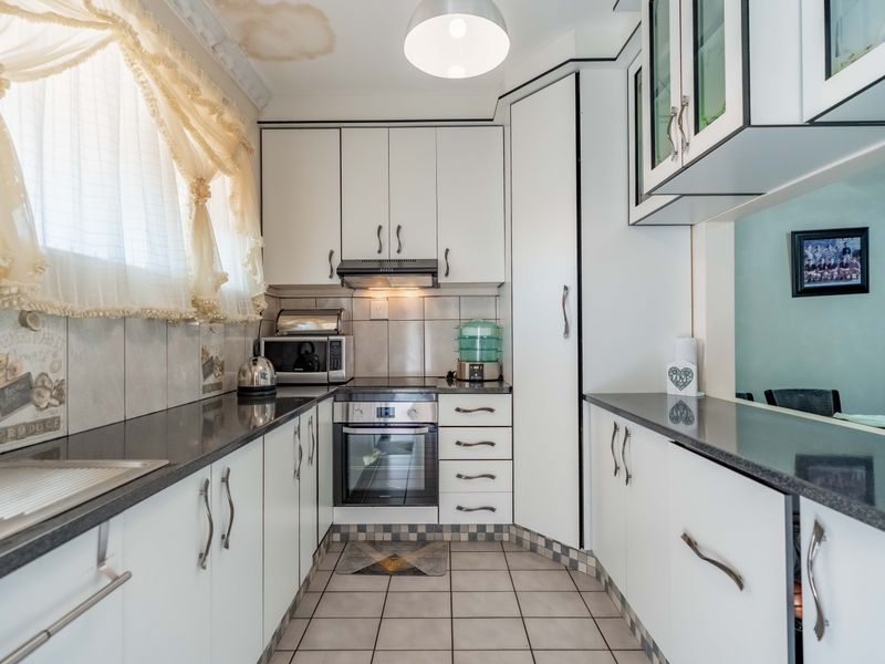 A very well looked after sectional unit in  well looked after complex in the Centre of Pinetown . - Photo 7