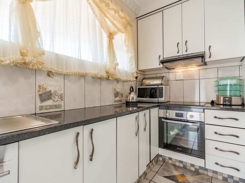 A very well looked after sectional unit in  well looked after complex in the Centre of Pinetown . - Photo 8