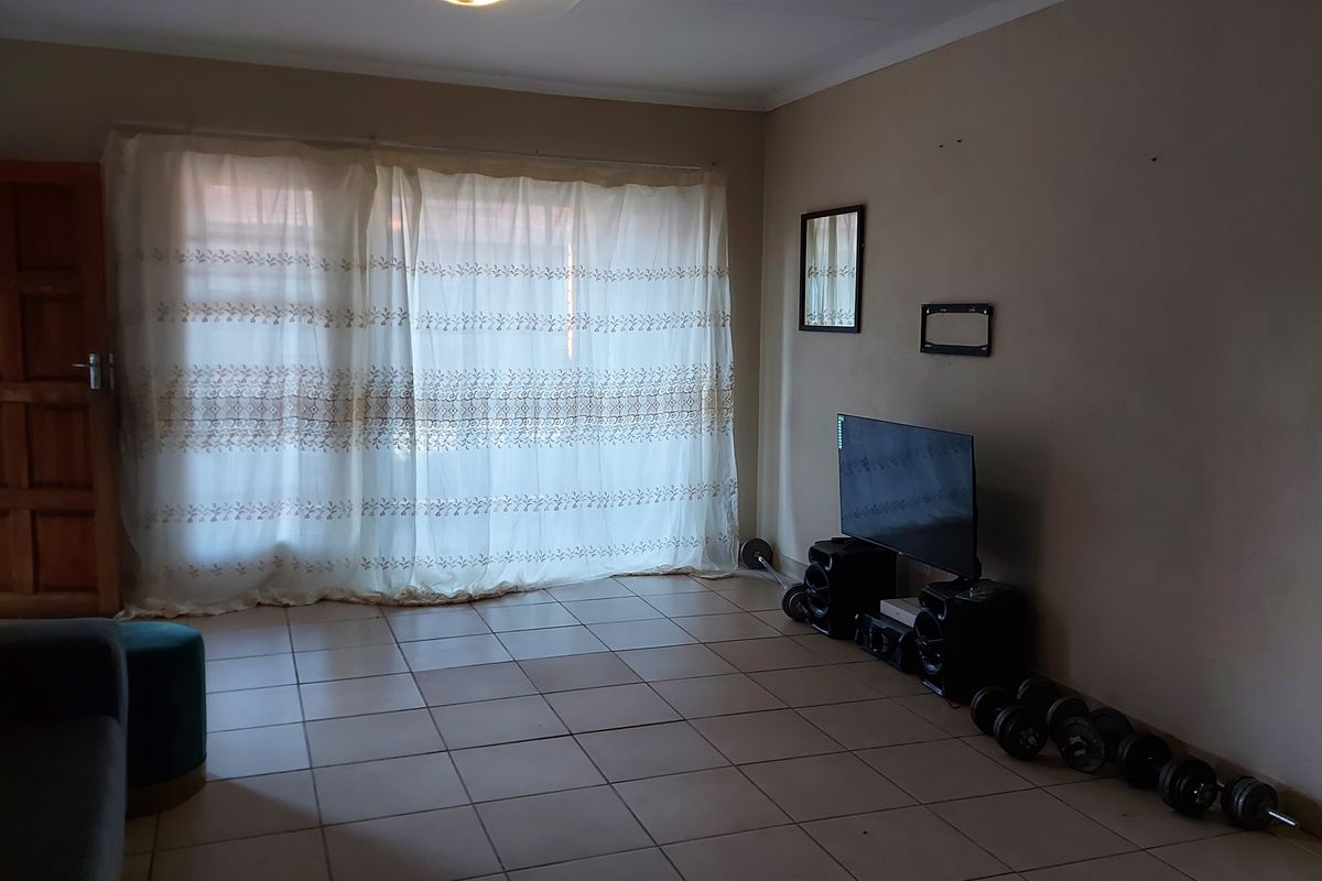Excellent Investment Opportunity with Strong Rental Potential - Woodridge Park - Photo 4