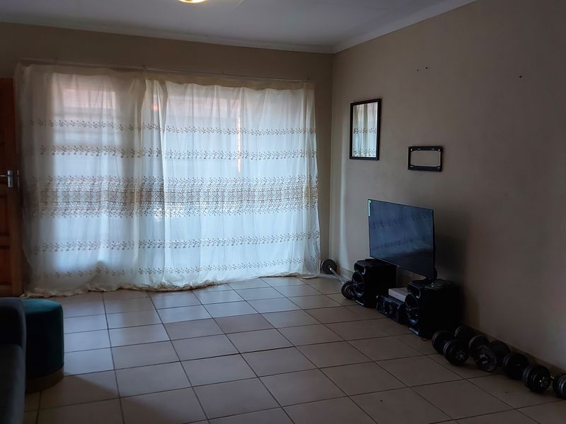 Excellent Investment Opportunity with Strong Rental Potential - Woodridge Park - Photo 4
