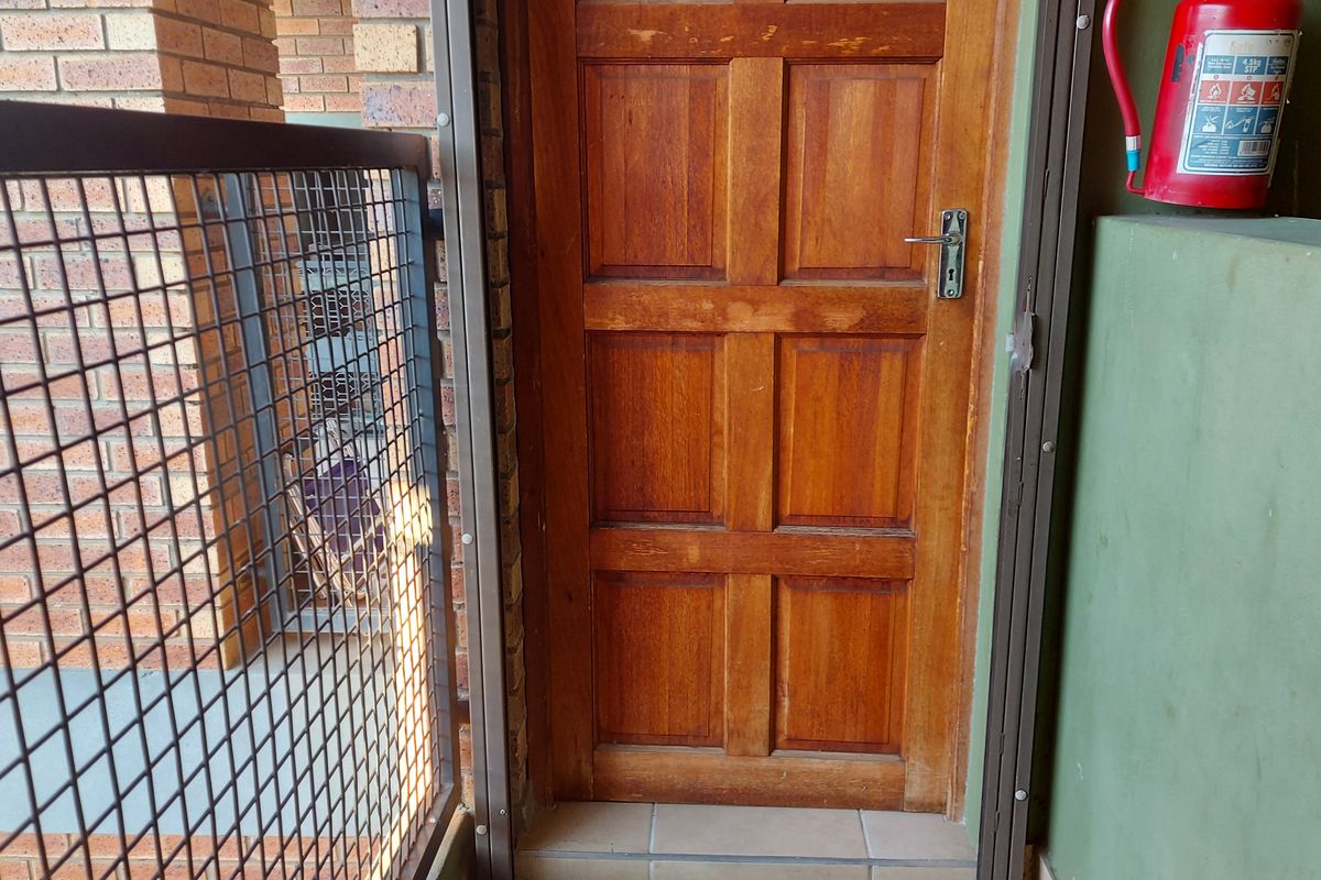 Excellent Investment Opportunity with Strong Rental Potential - Woodridge Park - Photo 2