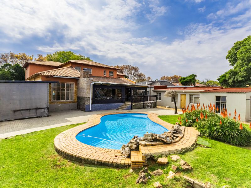 Exceptional 5-Bedroom Family Home for Sale in Florida, Gauteng - Photo 1