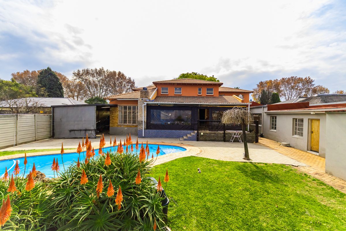 Exceptional 5-Bedroom Family Home for Sale in Florida, Gauteng - Photo 3