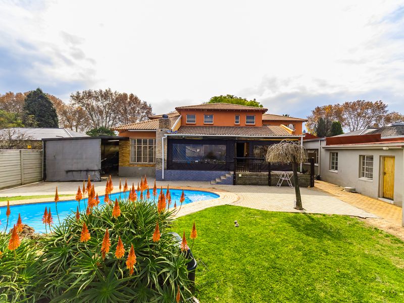Exceptional 5-Bedroom Family Home for Sale in Florida, Gauteng - Photo 3