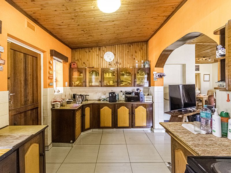 Exceptional 5-Bedroom Family Home for Sale in Florida, Gauteng - Photo 10