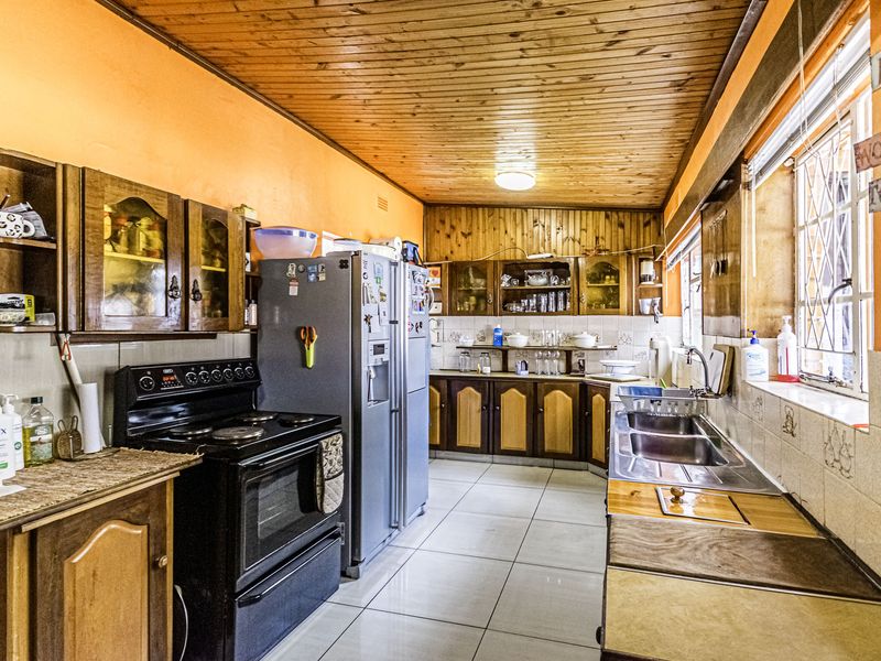 Exceptional 5-Bedroom Family Home for Sale in Florida, Gauteng - Photo 9