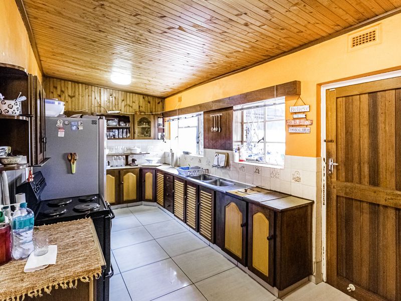 Exceptional 5-Bedroom Family Home for Sale in Florida, Gauteng - Photo 8
