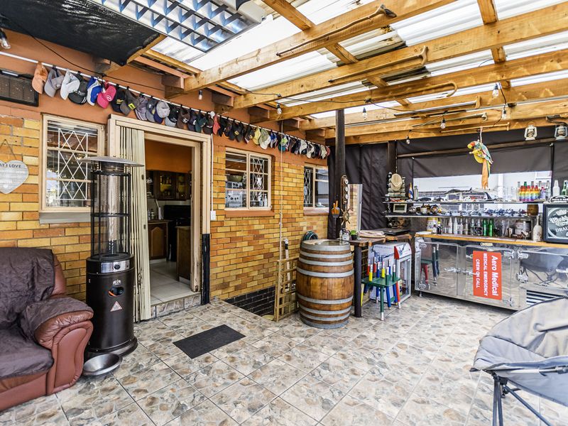 Exceptional 5-Bedroom Family Home for Sale in Florida, Gauteng - Photo 7
