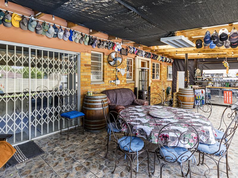 Exceptional 5-Bedroom Family Home for Sale in Florida, Gauteng - Photo 6