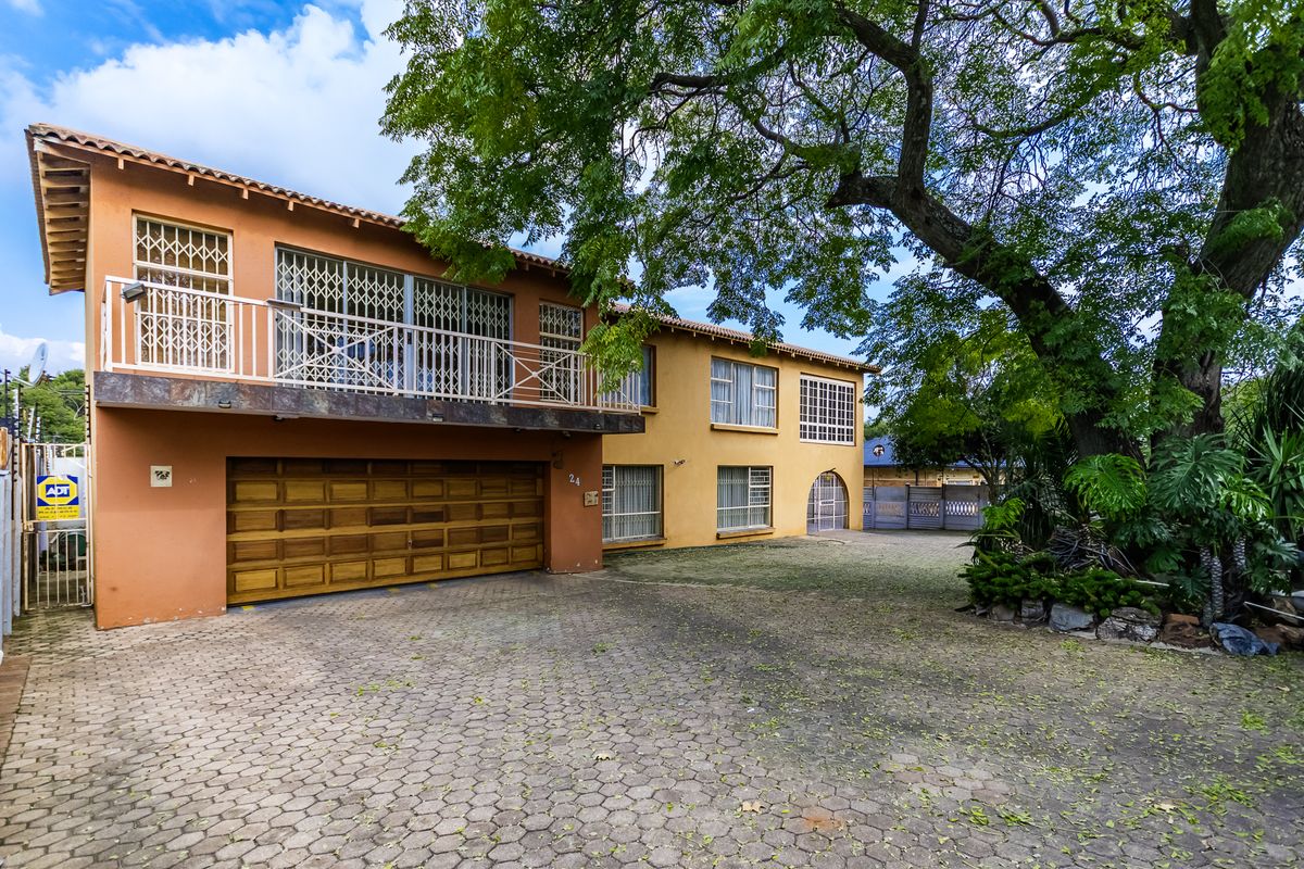 Exceptional 5-Bedroom Family Home for Sale in Florida, Gauteng - Photo 2