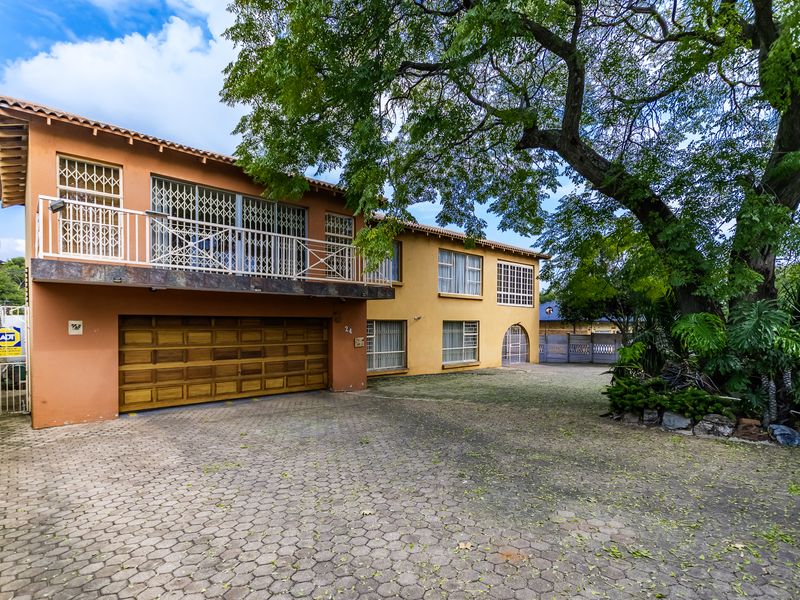 Exceptional 5-Bedroom Family Home for Sale in Florida, Gauteng - Photo 2