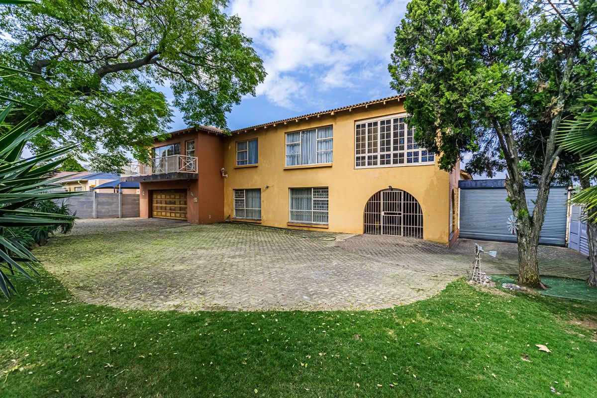 Exceptional 5-Bedroom Family Home for Sale in Florida, Gauteng - Photo 4