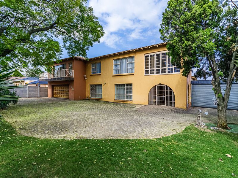 Exceptional 5-Bedroom Family Home for Sale in Florida, Gauteng - Photo 4