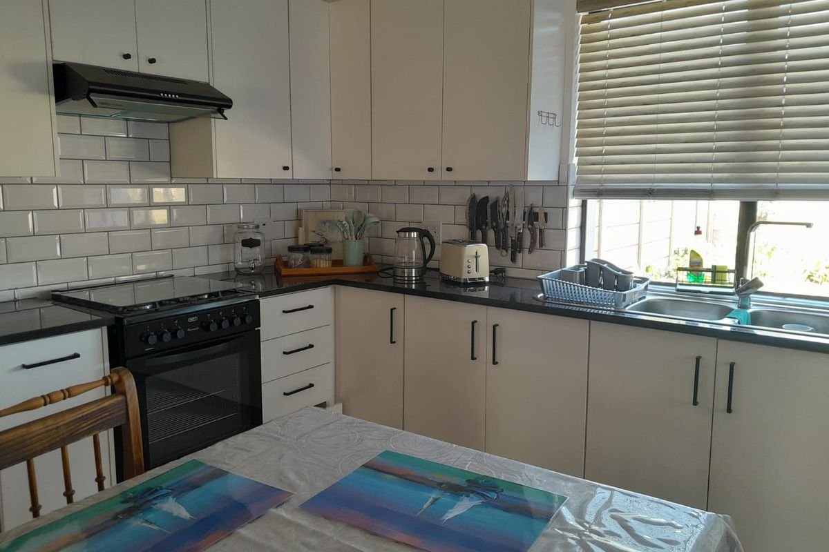 Charming Fully Furnished Townhouse To Let! Fully Furnished! Available 1 June to 30 December 2026. - Photo 4