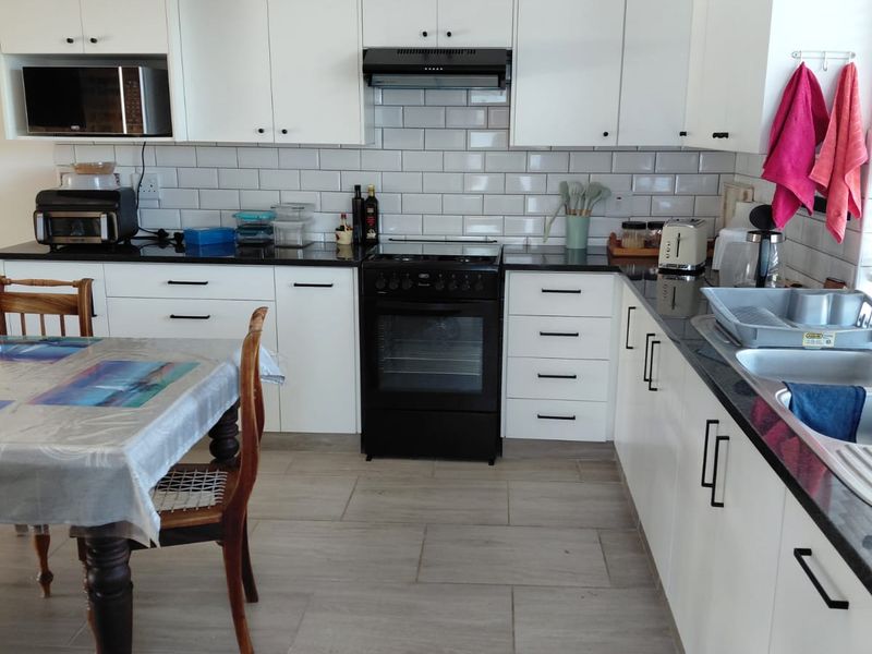 Charming Fully Furnished Townhouse To Let! Fully Furnished! Available 1 June to 30 December 2026. - Photo 9