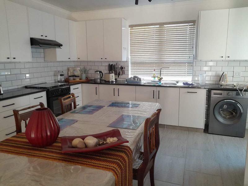 Charming Fully Furnished Townhouse To Let! Fully Furnished! Available 1 June to 30 December 2026. - Photo 8