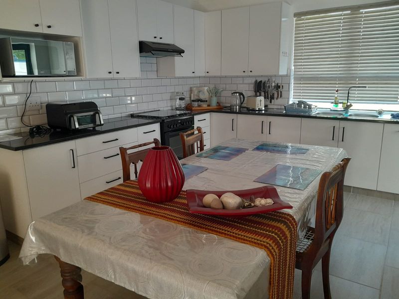 Charming Fully Furnished Townhouse To Let! Fully Furnished! Available 1 June to 30 December 2026. - Photo 6