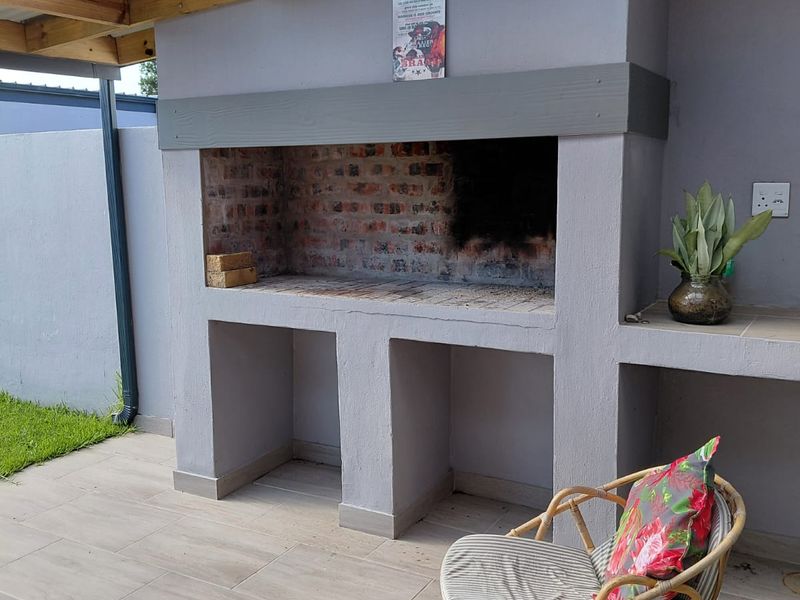 Charming Fully Furnished Townhouse To Let! Fully Furnished! Available 1 June to 30 December 2026. - Photo 2