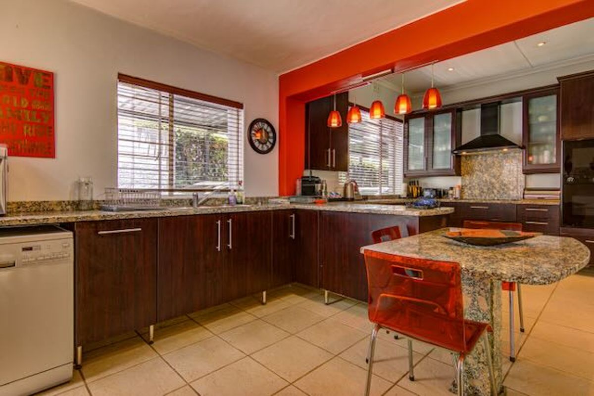 Spacious Family Living with Exceptional Extras on a 1485 sqm Stand!! - Photo 4