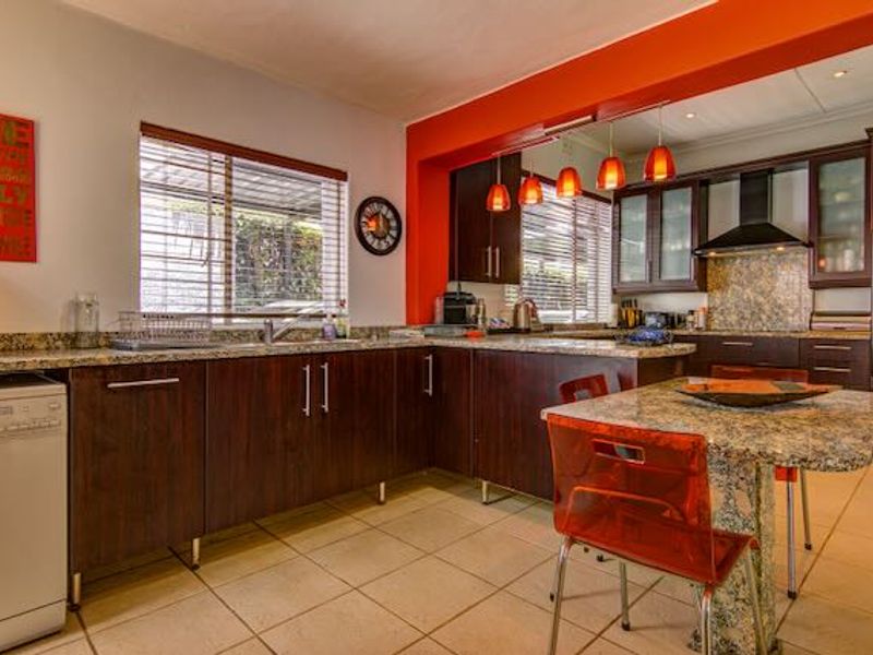 Spacious Family Living with Exceptional Extras on a 1485 sqm Stand!! - Photo 4