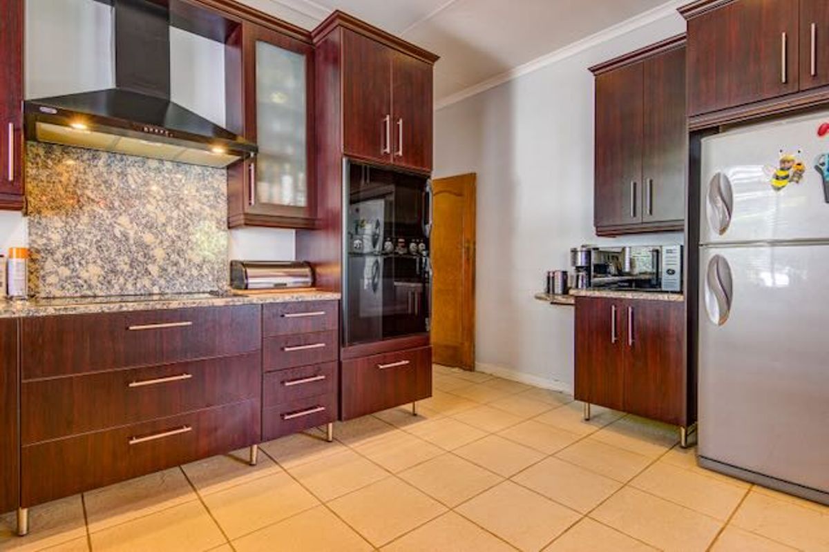 Spacious Family Living with Exceptional Extras on a 1485 sqm Stand!! - Photo 5