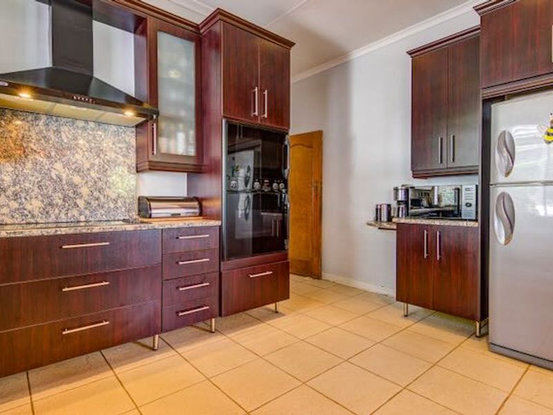 Spacious Family Living with Exceptional Extras on a 1485 sqm Stand!! - Photo 5