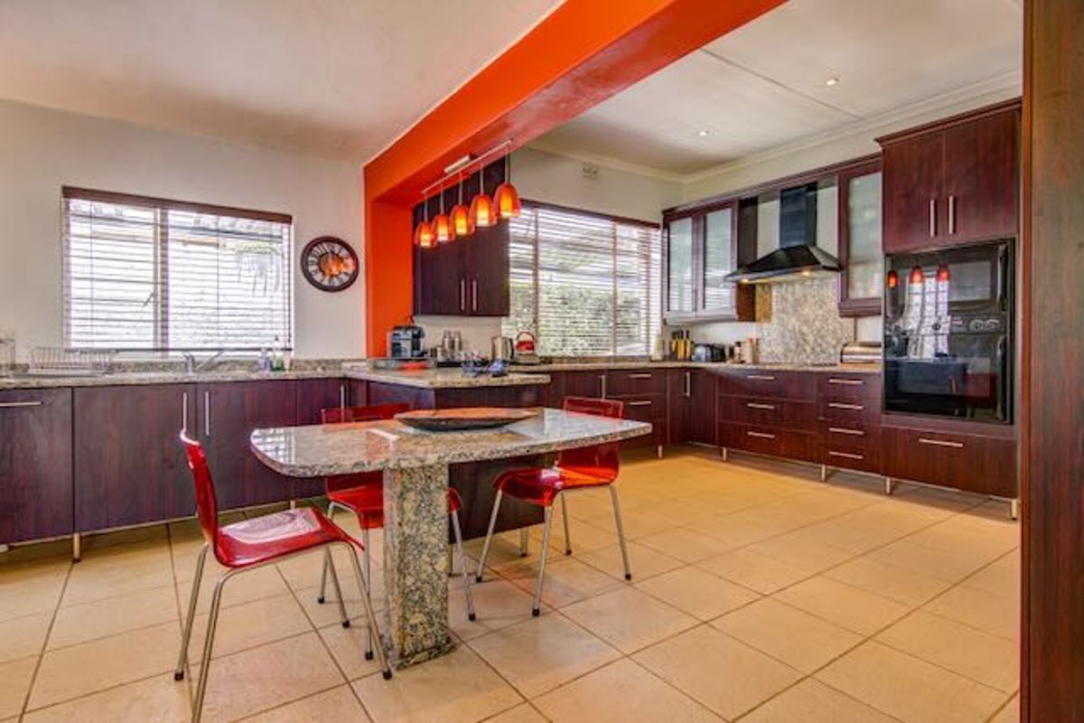 Spacious Family Living with Exceptional Extras on a 1485 sqm Stand!! - Photo 3
