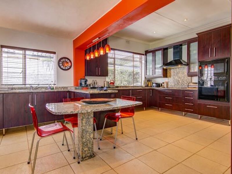 Spacious Family Living with Exceptional Extras on a 1485 sqm Stand!! - Photo 3