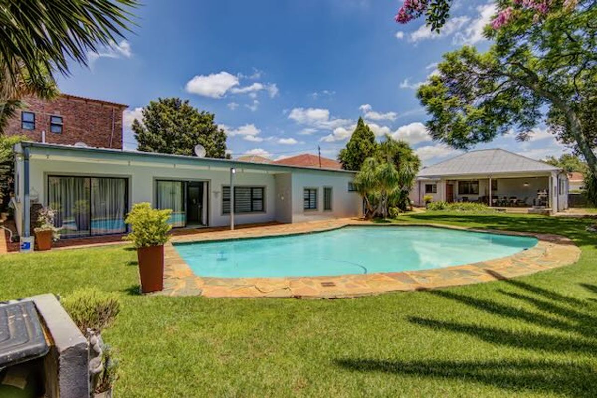 Spacious Family Living with Exceptional Extras on a 1485 sqm Stand!! - Photo 2