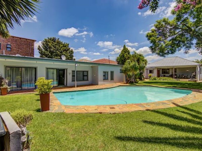 Spacious Family Living with Exceptional Extras on a 1485 sqm Stand!! - Photo 2