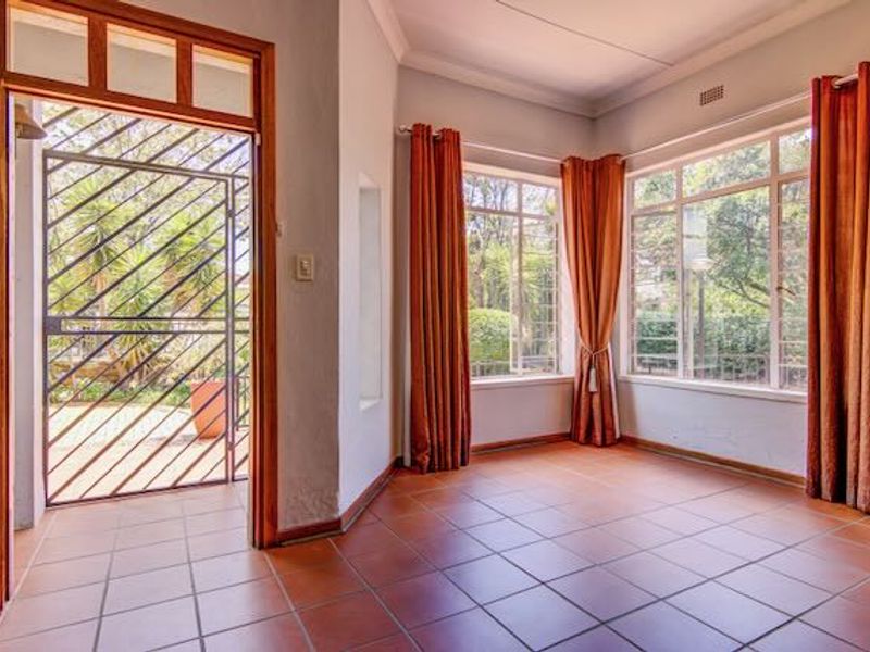 Spacious Family Living with Exceptional Extras on a 1485 sqm Stand!! - Photo 8