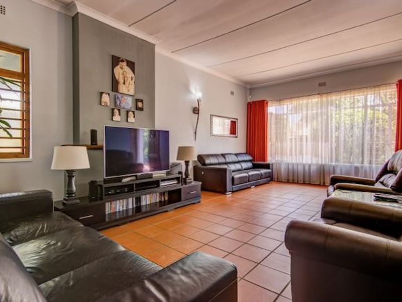 Spacious Family Living with Exceptional Extras on a 1485 sqm Stand!! - Photo 7