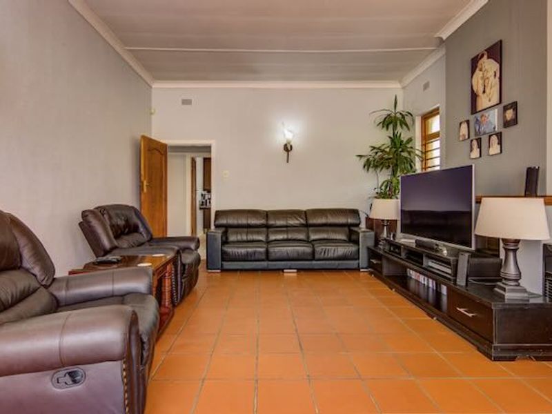 Spacious Family Living with Exceptional Extras on a 1485 sqm Stand!! - Photo 6