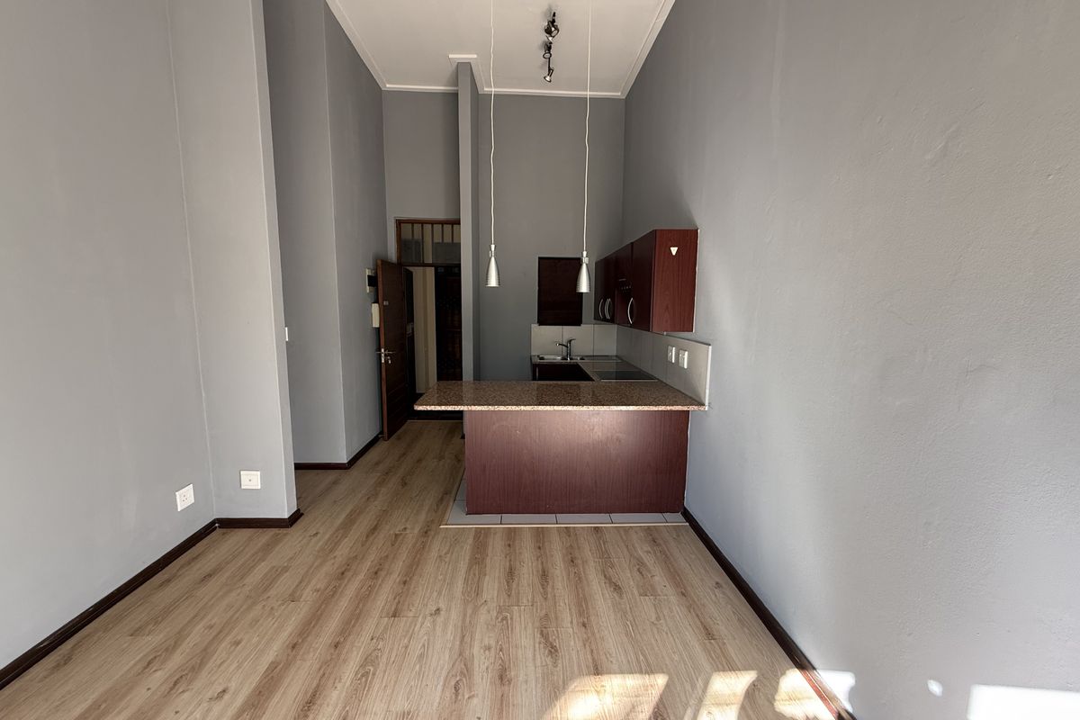 Sun-Drenched Modern Living Overlooking the Greens - Photo 3