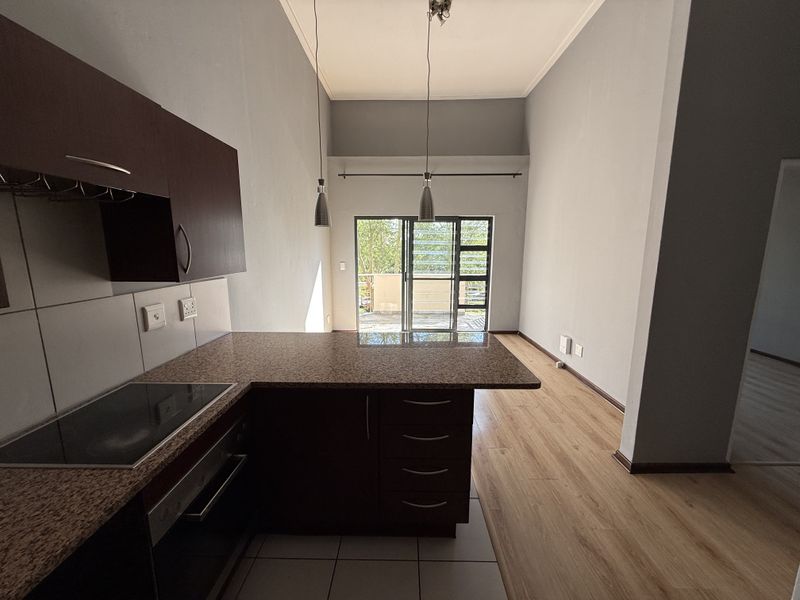 Sun-Drenched Modern Living Overlooking the Greens - Photo 4