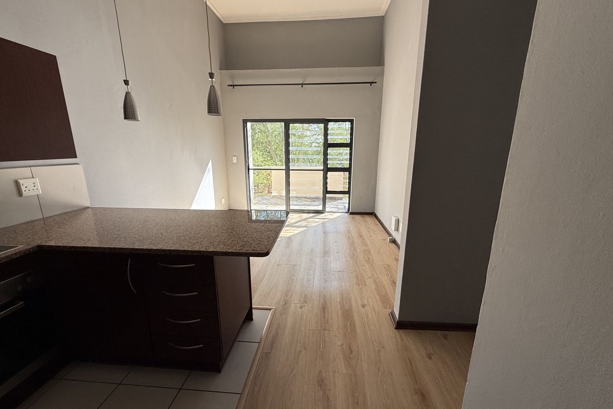 Sun-Drenched Modern Living Overlooking the Greens - Photo 2