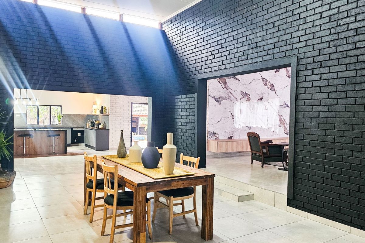 Spacious Modern Family Home for Sale in Florauna, Pretoria - Photo 2