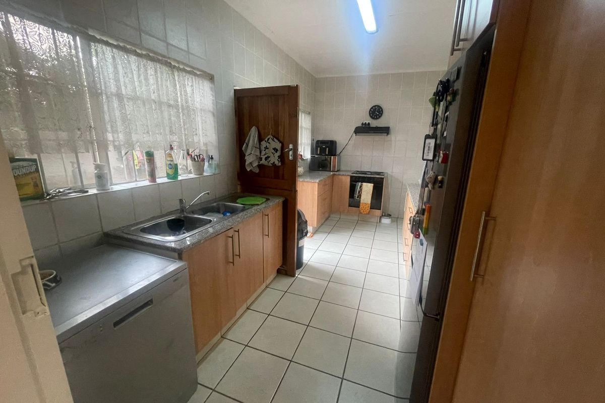 Beautifully Maintained 3 or 4 Bedroom Family Home with Pool & Solar - Photo 4