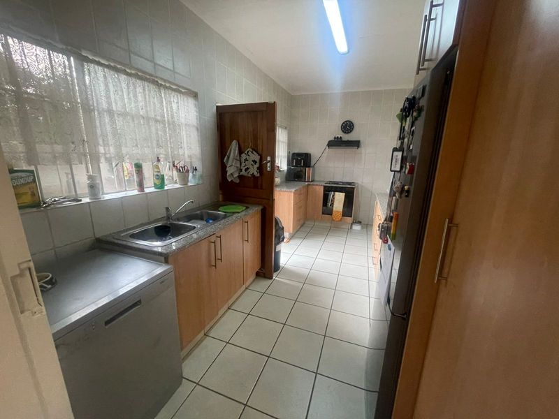 Beautifully Maintained 3 or 4 Bedroom Family Home with Pool & Solar - Photo 4