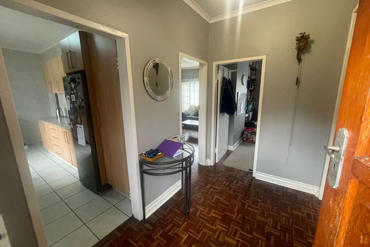 Beautifully Maintained 3 or 4 Bedroom Family Home with Pool & Solar - Photo 3