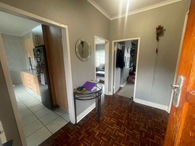 Beautifully Maintained 3 or 4 Bedroom Family Home with Pool & Solar - Photo 3