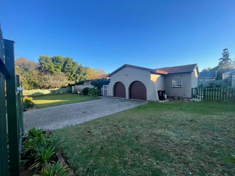Beautifully Maintained 3 or 4 Bedroom Family Home with Pool & Solar - Photo 1