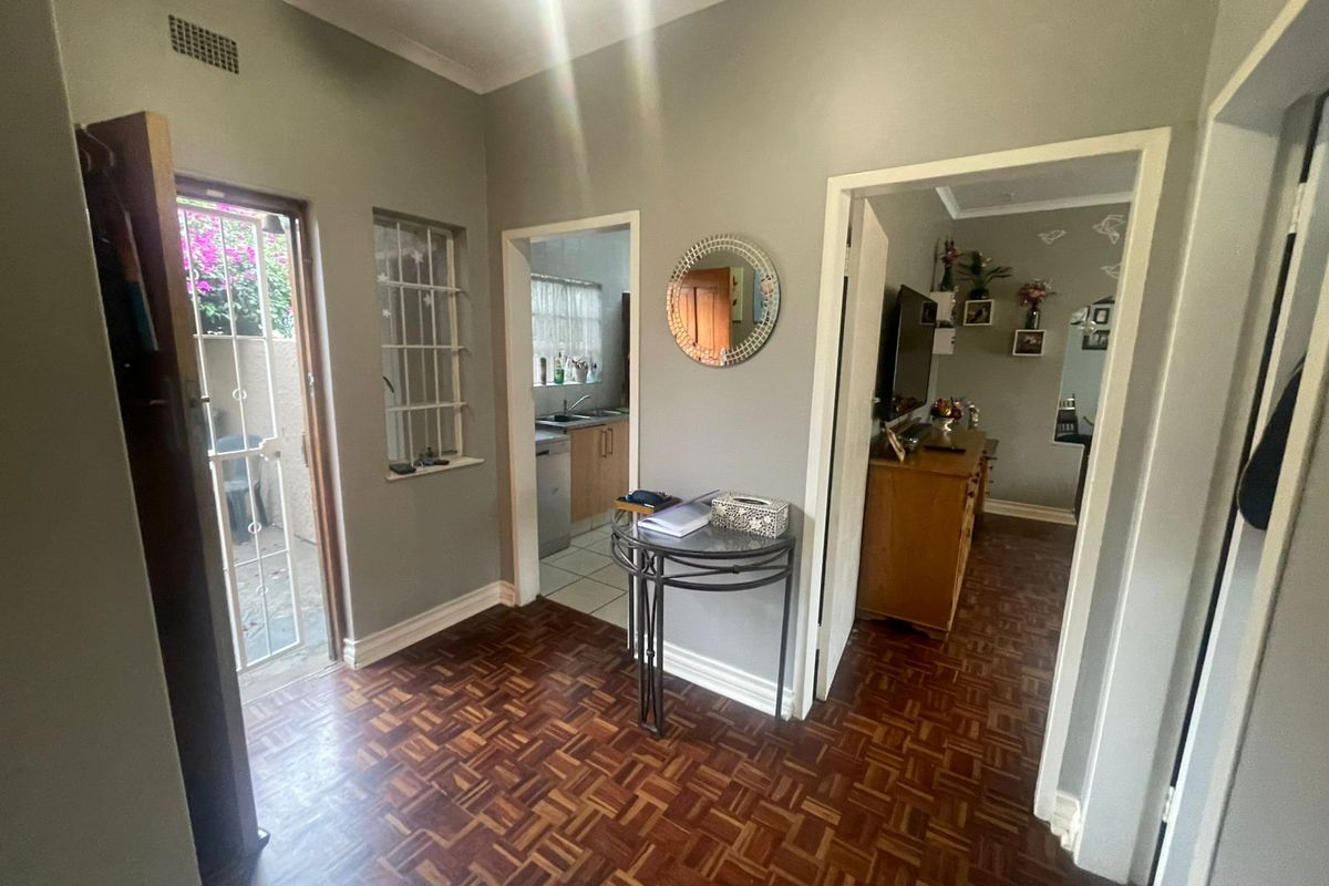 Beautifully Maintained 3 or 4 Bedroom Family Home with Pool & Solar - Photo 2