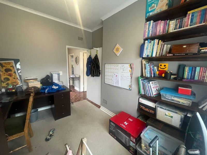 Beautifully Maintained 3 or 4 Bedroom Family Home with Pool & Solar - Photo 10