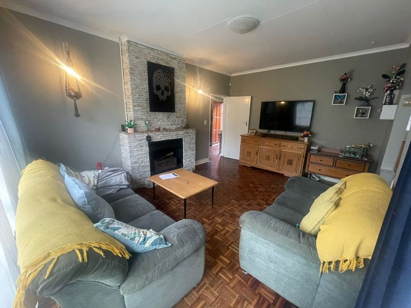 Beautifully Maintained 3 or 4 Bedroom Family Home with Pool & Solar - Photo 7