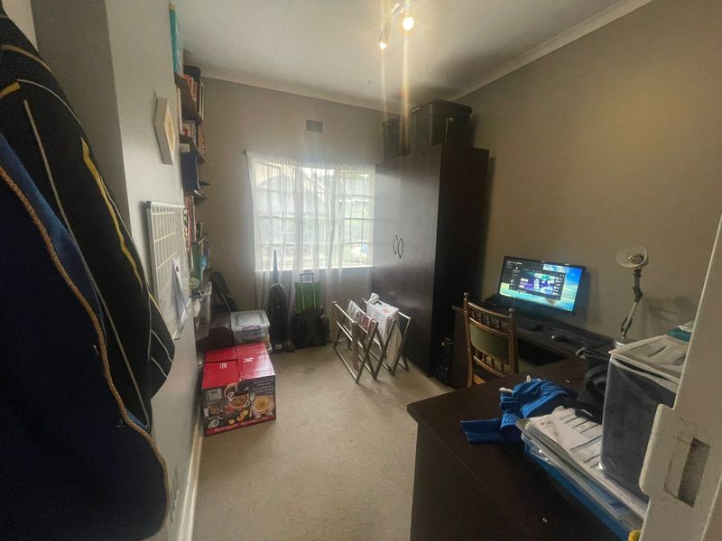Beautifully Maintained 3 or 4 Bedroom Family Home with Pool & Solar - Photo 9