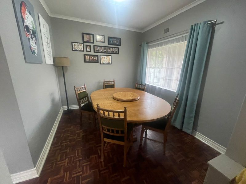 Beautifully Maintained 3 or 4 Bedroom Family Home with Pool & Solar - Photo 8
