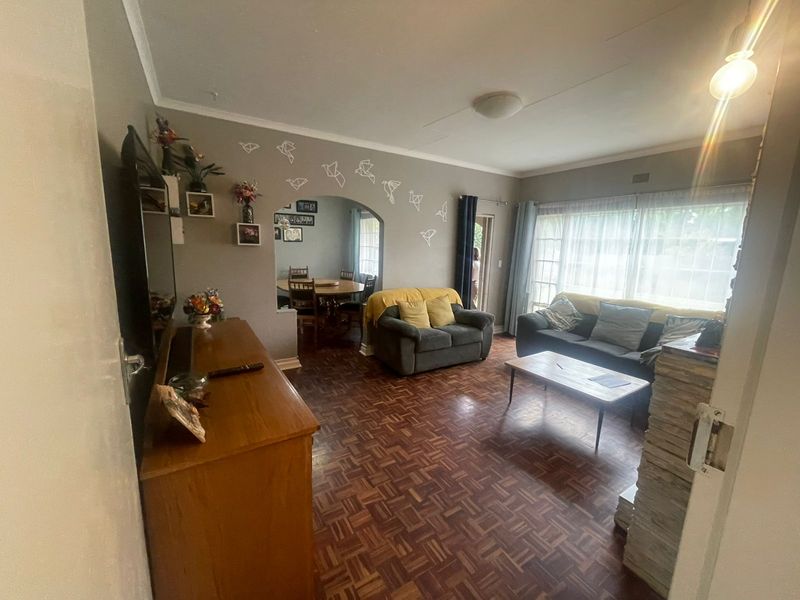 Beautifully Maintained 3 or 4 Bedroom Family Home with Pool & Solar - Photo 6