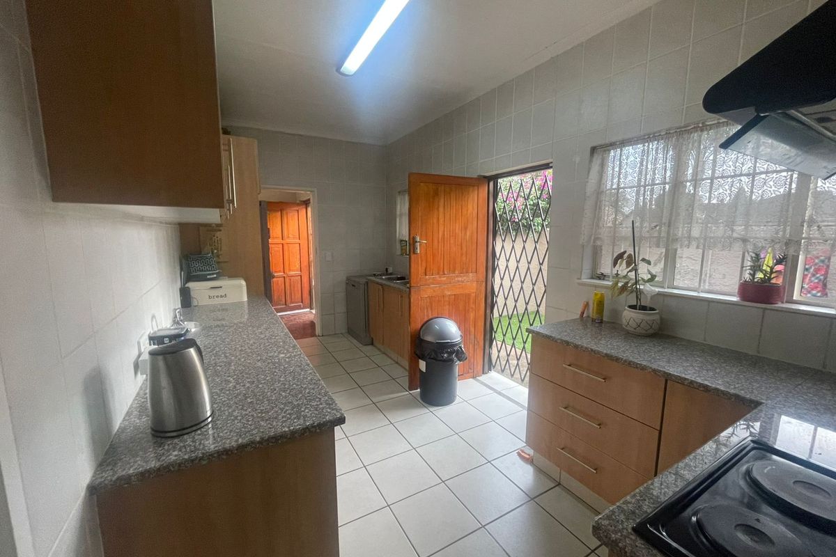 Beautifully Maintained 3 or 4 Bedroom Family Home with Pool & Solar - Photo 5